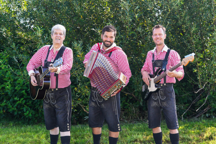 Downloads 107 Musik Piraten Oktoberfestband Pressebild 2 scaled 1