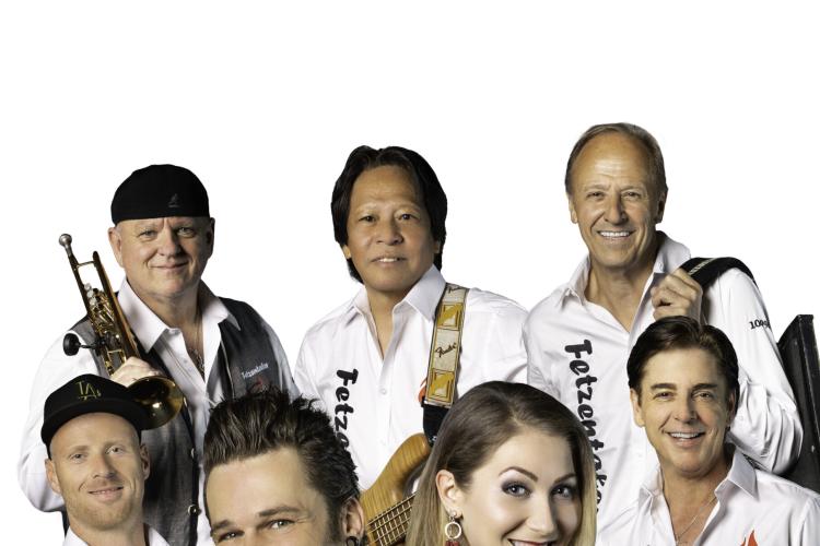 Fetzentaler internationale Oktoberfestband und Partyband mit Saengerin Pressebild 2 scaled 1