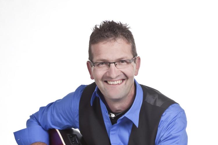 Downloads 76 Fredy Schaer Liedermacher Comedy Singer 2025 Pressebild 1 scaled 1