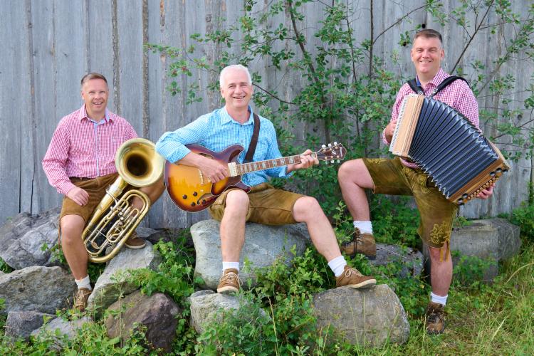 Downloads 79 FreshAlpin Oktoberfestband 2025 Pressebild 1 scaled 1