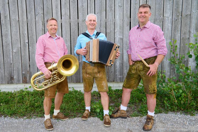 Downloads 80 FreshAlpin Oktoberfestband 2025 Pressebild 2 scaled 1