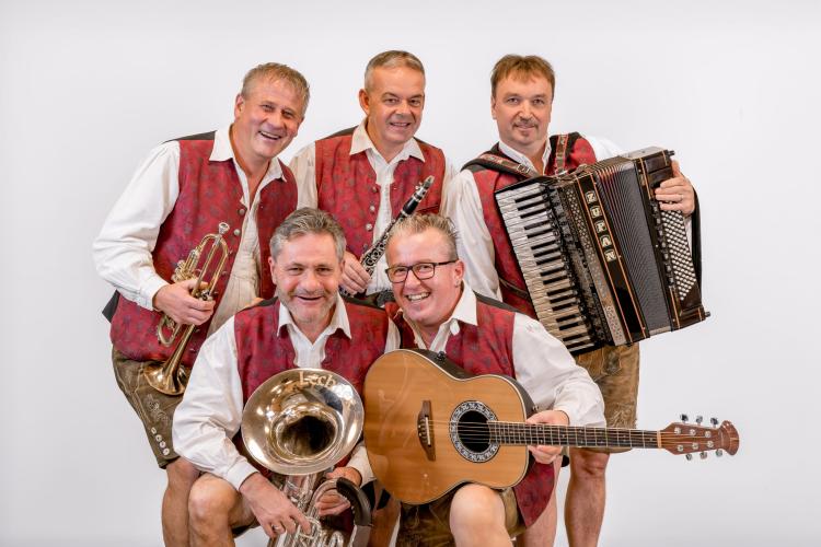 Downloads 89 Hattinger Buam Oktoberfestband Stimmungsband aus Tirol 2025 Pressebild 1 scaled 1