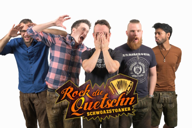 Downloads 147 Schwoazstoaner Oktoberfest Partyband Pressebild 3 mit Logo scaled 1