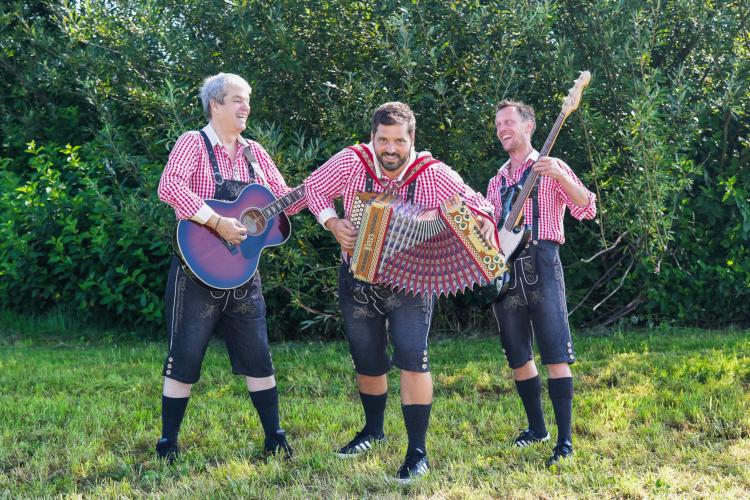 Downloads 108 Musik Piraten Oktoberfestband Pressebild 1 scaled 1